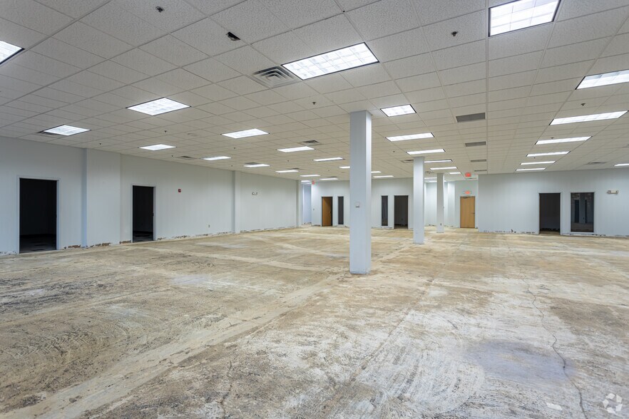 More Photos Of 75 Sylvan St, Danvers Unknown For Lease