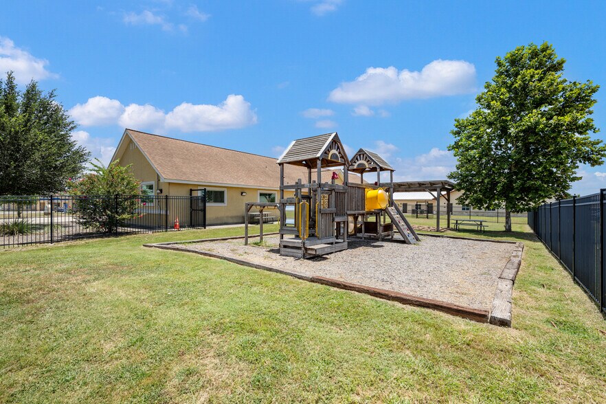 More Photos Of 140 Paloma Dr, Floresville Office For Sale