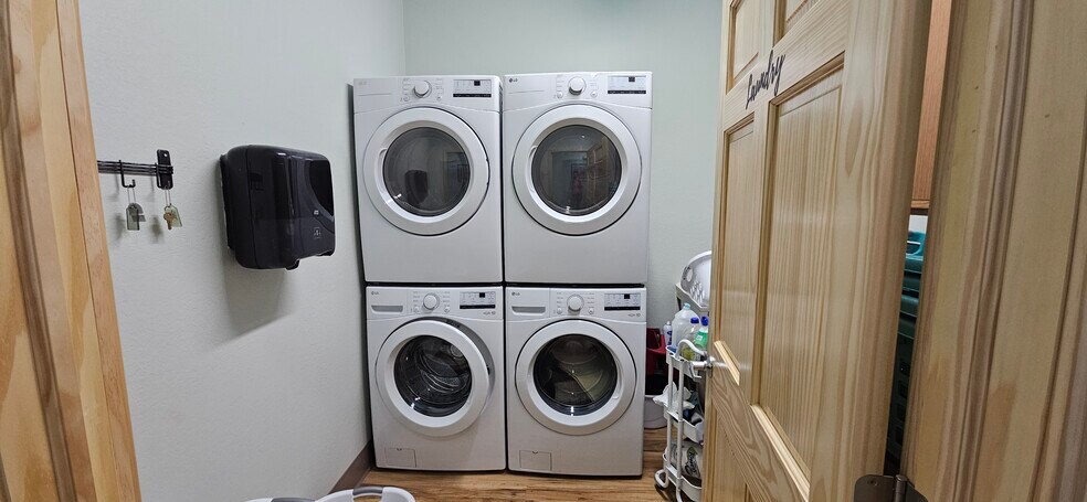 More Photos Of 2235 N Clairemont Ave, Eau Claire Freestanding For Sale