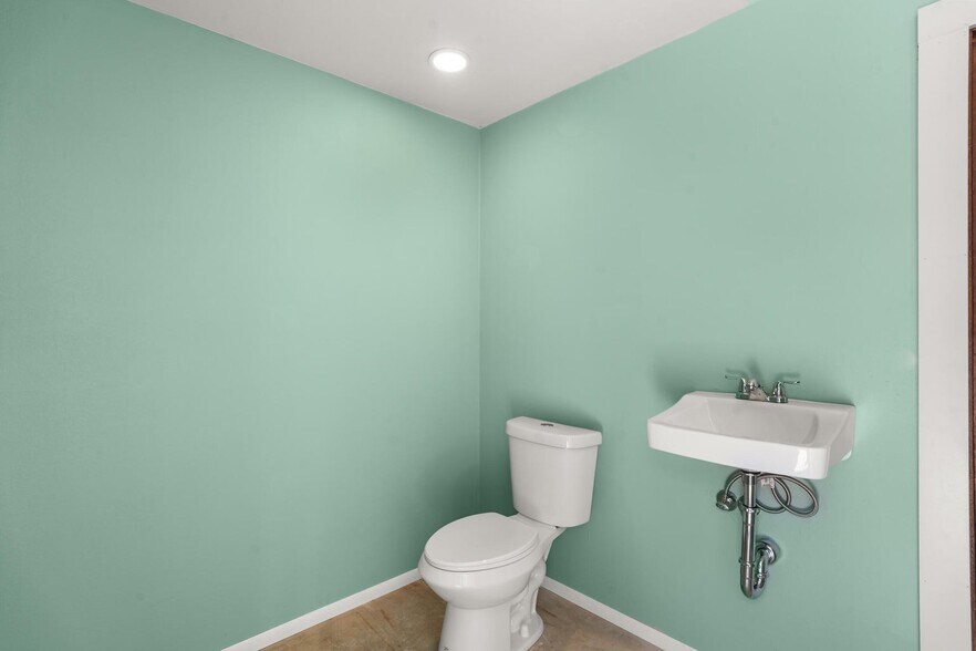 More Photos Of 5450 N River Rd, Gold Hill Self Storage For Sale