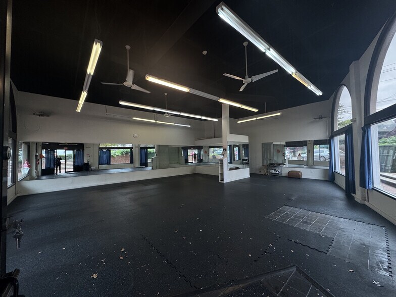 More Photos Of 25 Cuttermill Rd, Great Neck Unknown For Lease