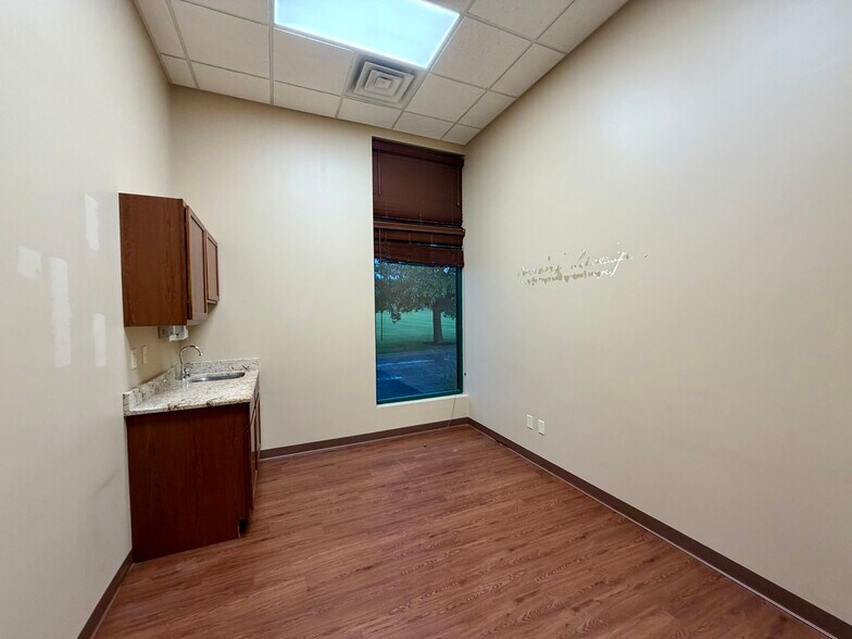 More Photos Of 2127 Midlands Ct, Sycamore Medical For Sale