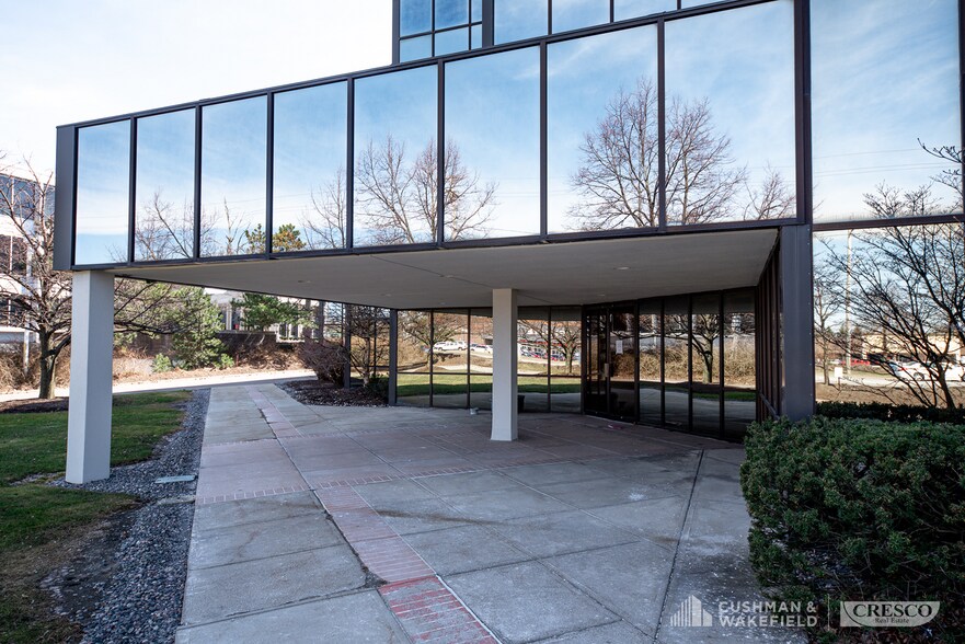 More Photos Of 24400 Chagrin Blvd, Beachwood Office For Lease