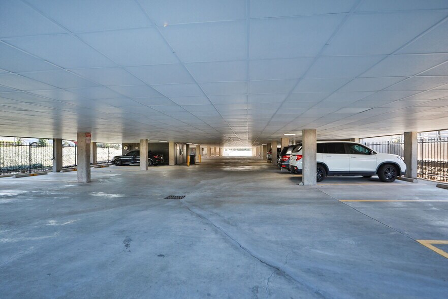 More Photos Of 8955 Katy Fwy, Houston Office For Lease