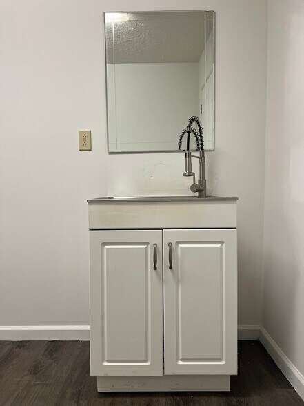 More Photos Of 33549 E Royalton Rd, Columbia Station Light Manufacturing For Sale