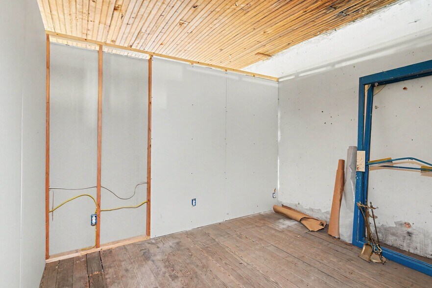 More Photos Of 100 S Market St, Madison Restaurant For Sale