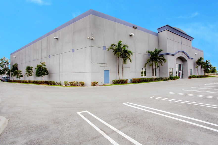 More Photos Of 11401 NW 134th St, Medley Distribution For Lease
