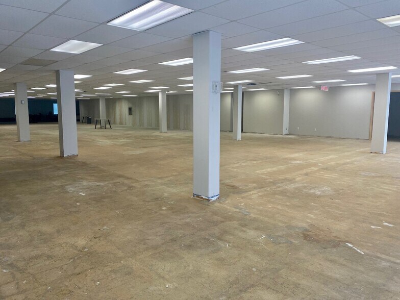 More Photos Of 1680-1690 Woodward Dr, Ottawa Office For Lease