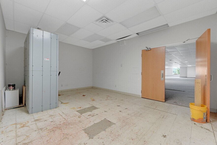 More Photos Of 8645 E Backwater Rd, North Webster Showroom For Lease