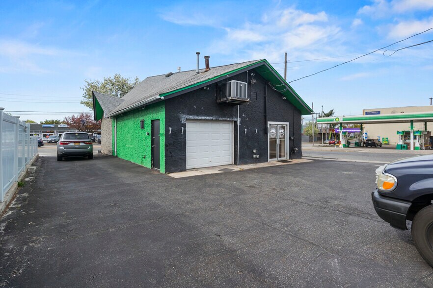 More Photos Of 99 Jericho Tpke, Mineola Freestanding For Sale