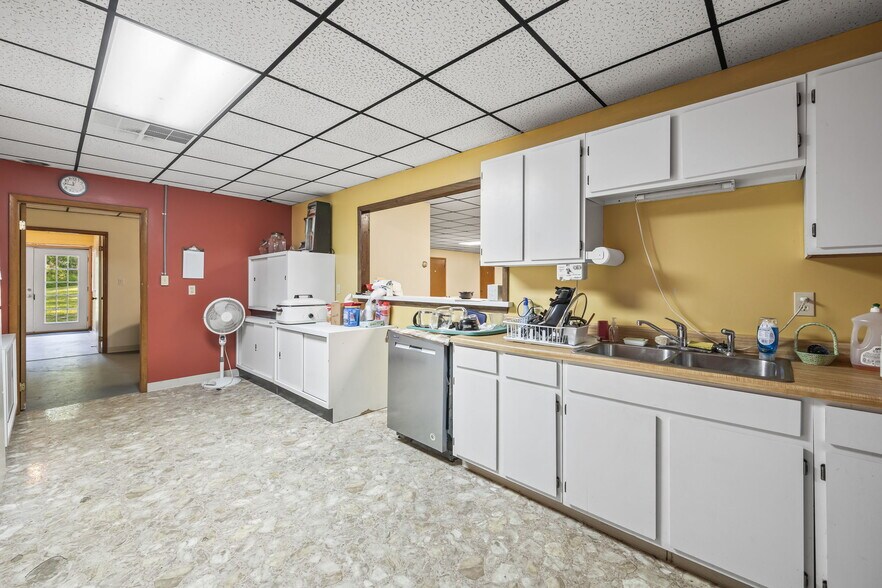 More Photos Of 832 Allardt Hwy, Jamestown Showroom For Sale