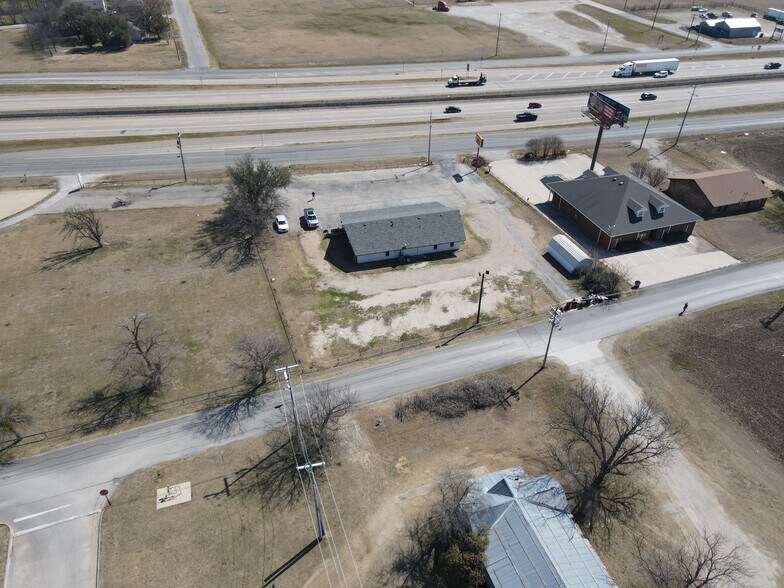 More Photos Of 103 S Stemmons St, Sanger Office For Lease