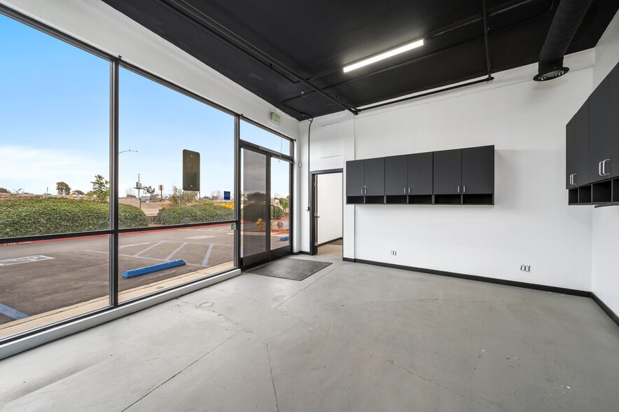 More Photos Of 800 E Dyer Rd, Santa Ana Showroom For Sale