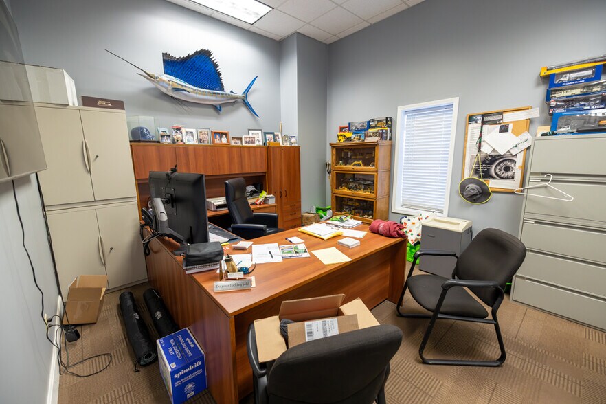 More Photos Of 1621 Se Summit St, Lee's Summit Light Distribution For Lease