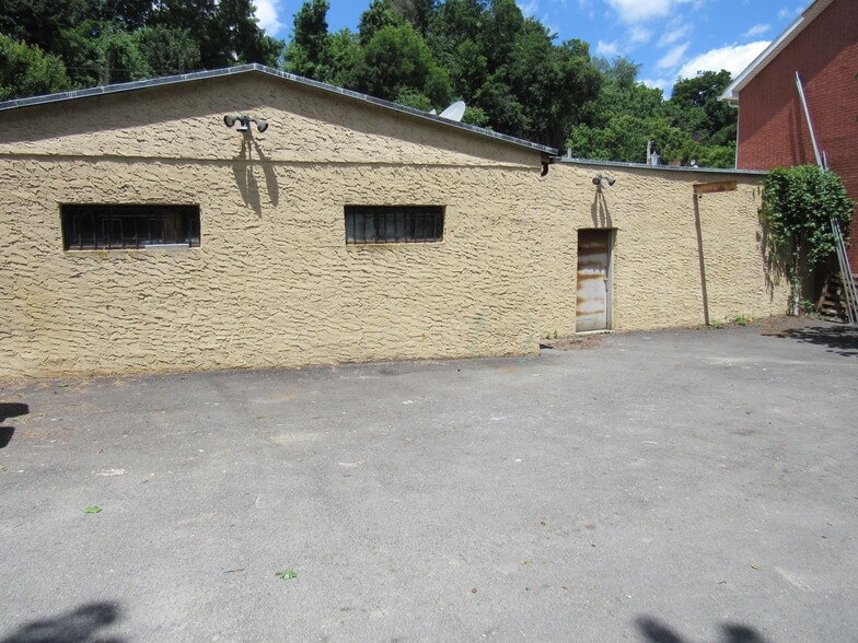 More Photos Of 32 Aqueduct St, Ossining Warehouse For Lease