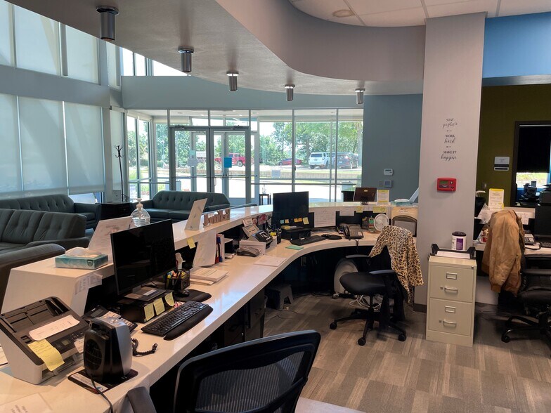 More Photos Of 3187 Paluxy Dr, Tyler Office For Sale
