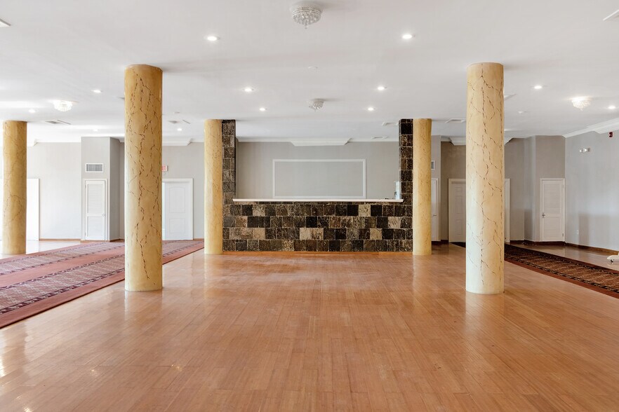 More Photos Of 2613 W Hunting Park Ave, Philadelphia Light Distribution For Lease