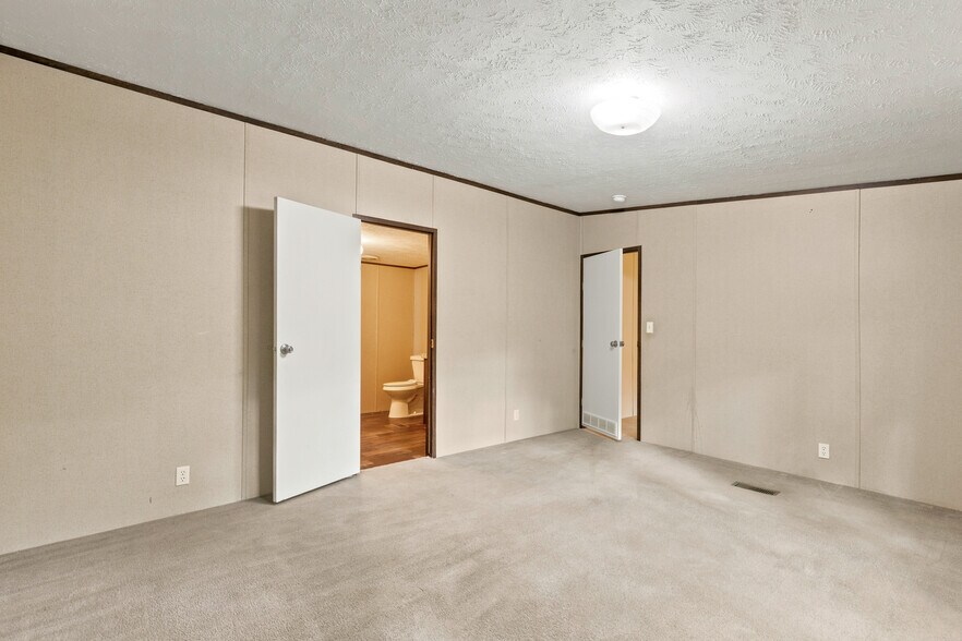More Photos Of 7362 Washington Ave, Montgomery Flex For Sale