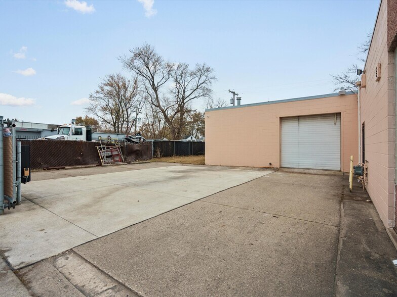More Photos Of 23409 Dequindre Rd, Hazel Park Manufacturing For Lease