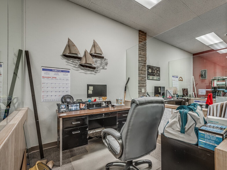 More Photos Of 3730-3732 N MacArthur Blvd, Warr Acres Showroom For Lease