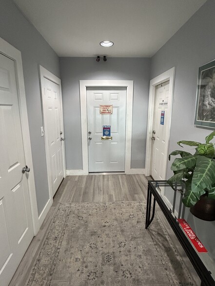 More Photos Of 1402 S 15th St, Louisville Light Distribution For Sale