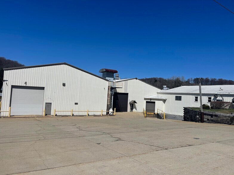 More Photos Of 310 State St, Saint Marys Warehouse For Lease