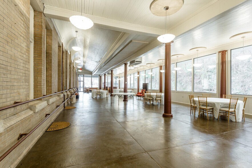 More Photos Of 12 Middlebrook Ave, Staunton Restaurant For Lease