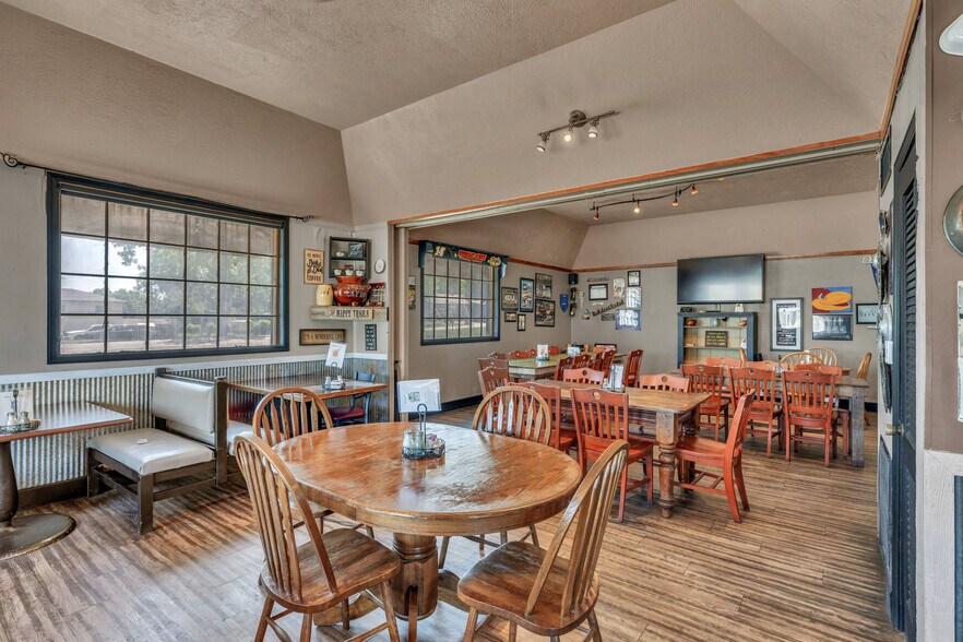 More Photos Of 601 Arizona Ave, Holton General Retail For Sale
