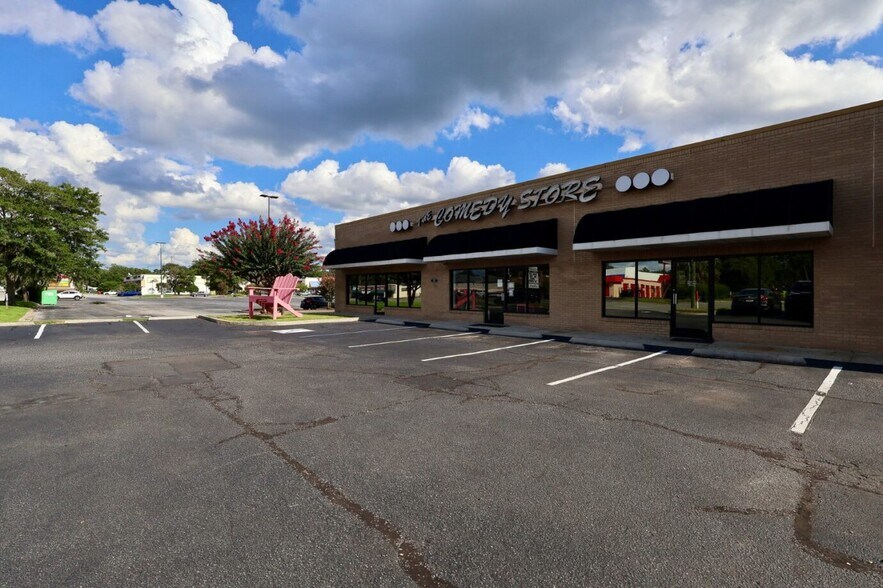 More Photos Of 217 Eisenhower Dr, Savannah Freestanding For Lease