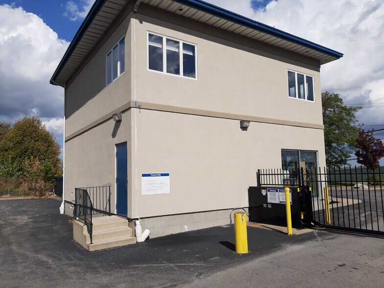 More Photos Of 550 Cayuga Rd, Buffalo Self Storage For Lease