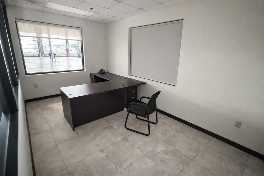 More Photos Of 4310 Jonesboro Rd, Union City Auto Repair For Lease