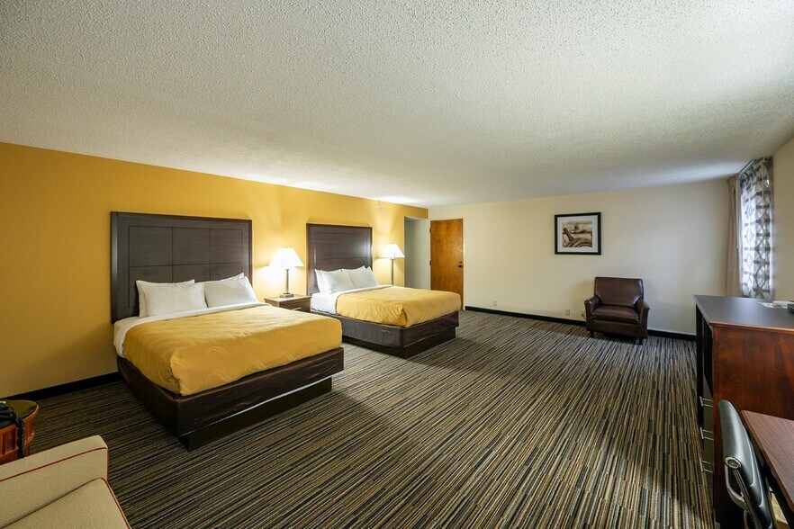 More Photos Of 2200 S Court St, Grayville Hotel For Sale