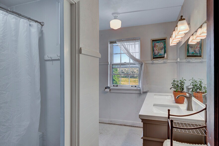 More Photos Of 2245 Head Ln, Helena Hotel For Sale