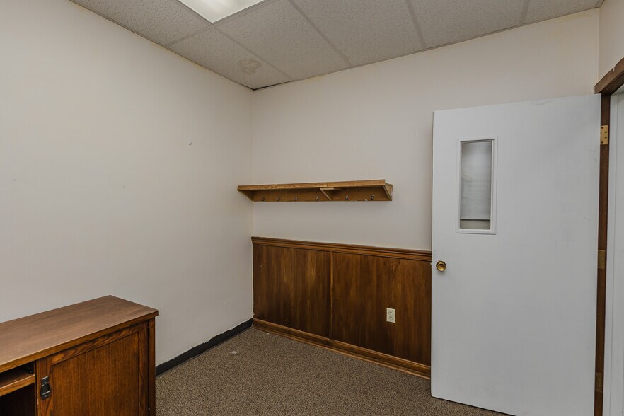 More Photos Of 724 N Main St, Newton Storefront For Sale