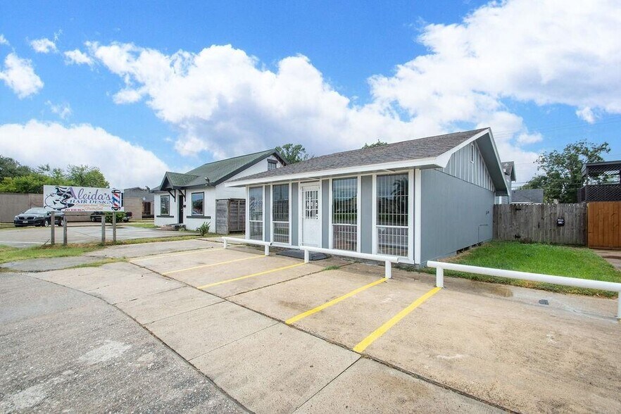 More Photos Of 2809 Market St, Baytown Office Residential For Lease