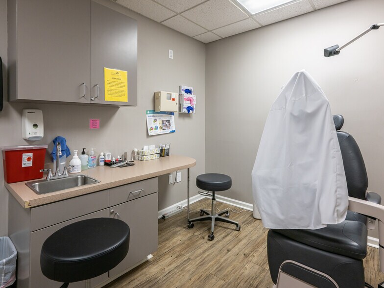 More Photos Of 1998 Hendersonville Rd, Asheville Medical For Sale