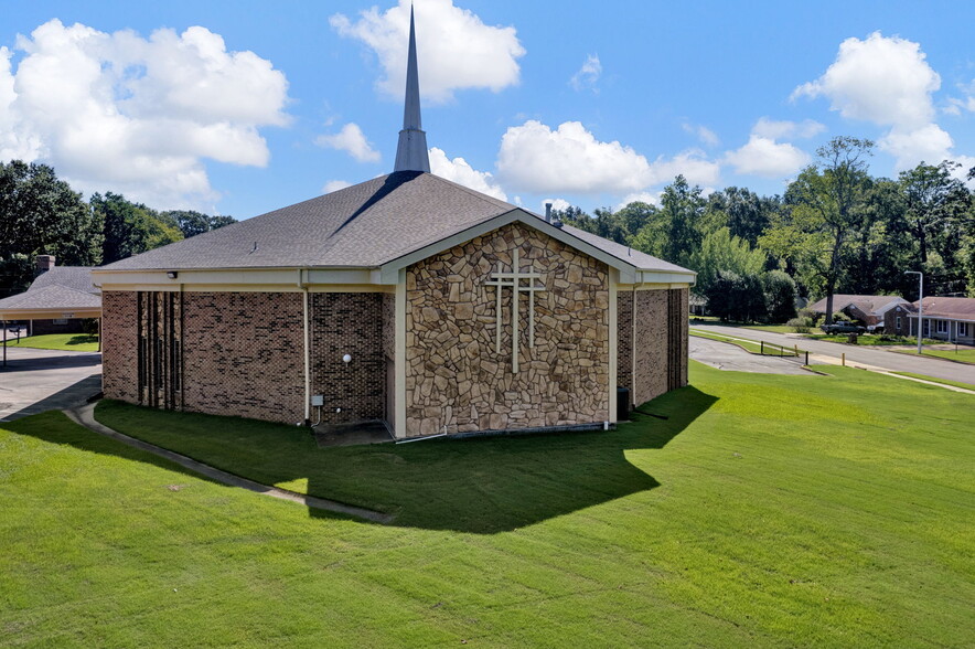 Primary Photo Of 3232 Covington Pike, Memphis Religious Facility For Sale