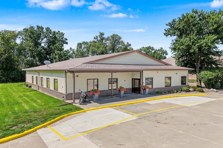 Primary Photo Of 4920 Pleasant St, West Des Moines Office For Lease