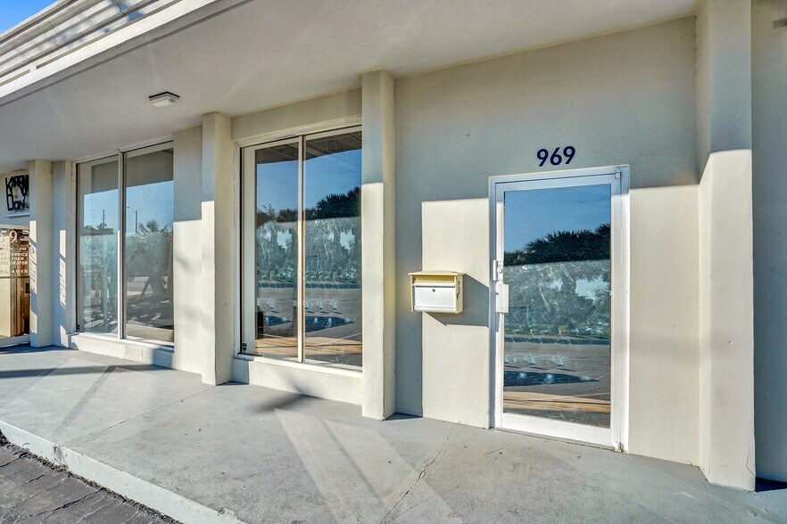 More Photos Of 959 NE Floranada Rd, Oakland Park Showroom For Lease