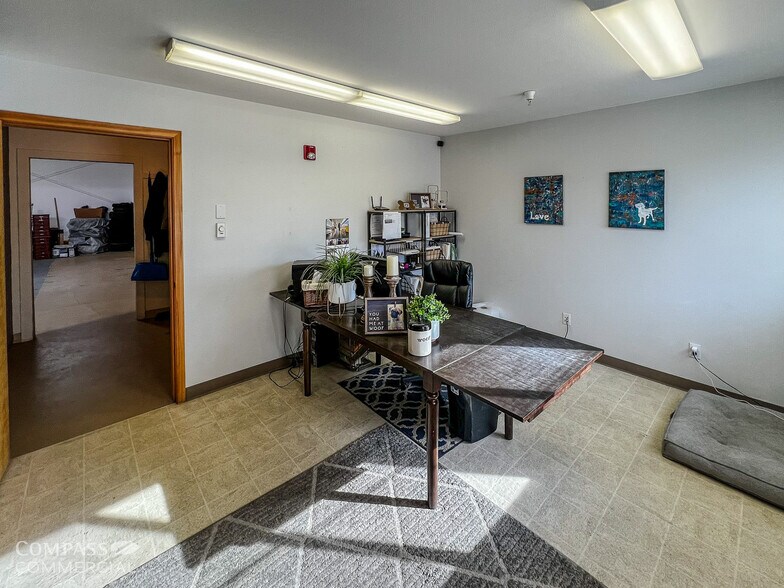 More Photos Of 20720 High Desert Ln, Bend Warehouse For Lease