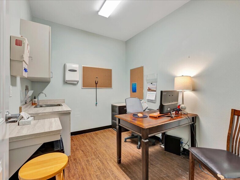 More Photos Of 203 Christie Dr, Lufkin Healthcare For Sale