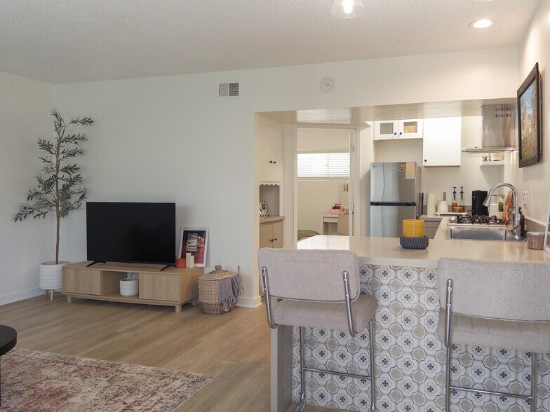 More Photos Of 4546-4550 W 173rd St, Lawndale Apartments For Sale