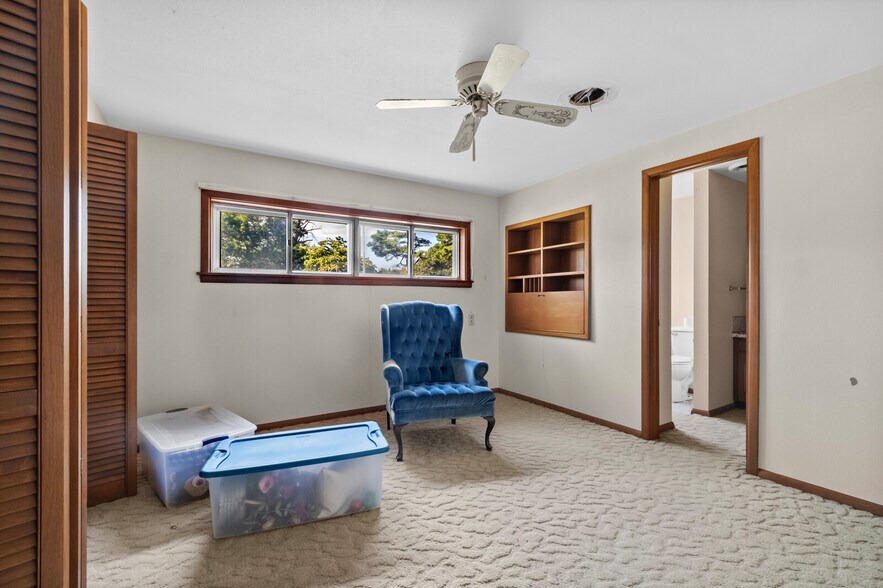 More Photos Of 1400 Locust st, Stilwell Office Residential For Sale