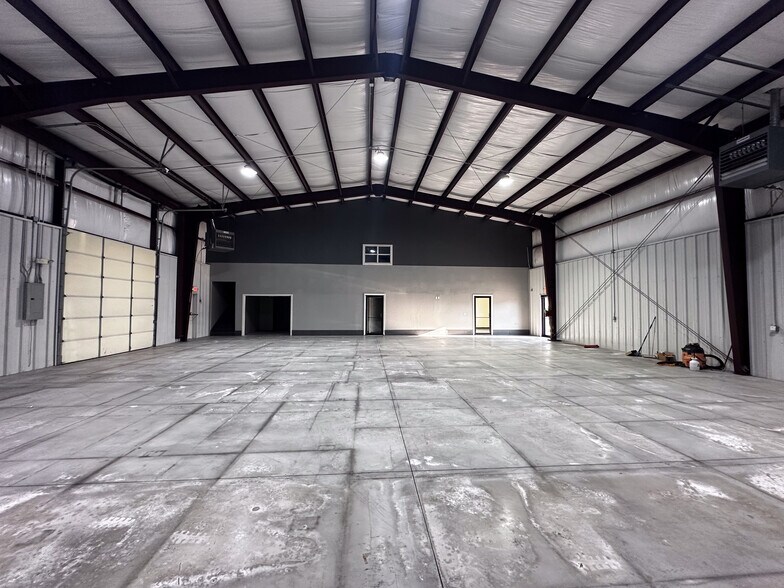 More Photos Of 524 Tower Dr, Moore Flex For Lease