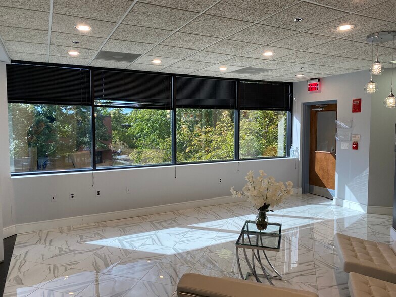 More Photos Of 45640 Willow Pond Plz, Sterling Office For Lease