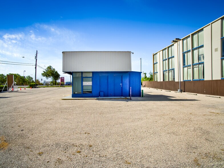 More Photos Of 908 N Collins St, Arlington Auto Dealership For Sale