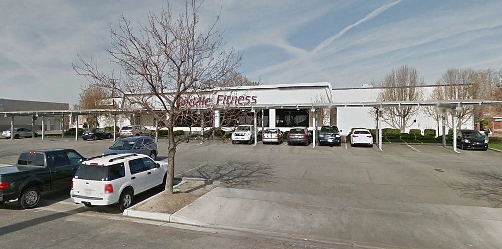 More Photos Of 200 China Grade Loop, Bakersfield Health Club For Lease