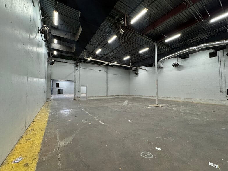More Photos Of 10679 Harry Hines Blvd, Dallas Showroom For Lease