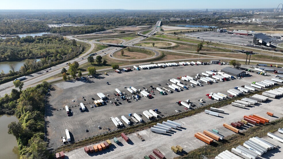 More Photos Of 895 Madison Rd, East Saint Louis Truck Terminal For Lease