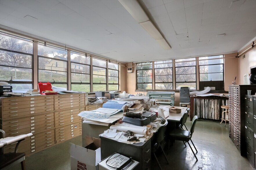 More Photos Of 800 N Water Ave, Sharon Service For Lease